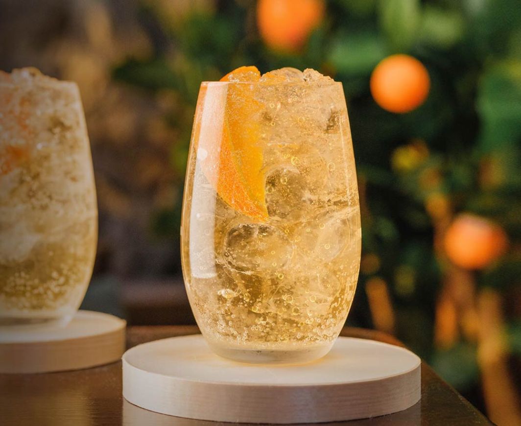 Tollamore Dew Drink im Glas mit Orangenspalte